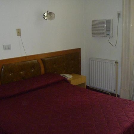 Hotel Turista Buenos Aires Room photo
