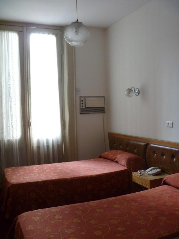 Hotel Turista Buenos Aires Room photo